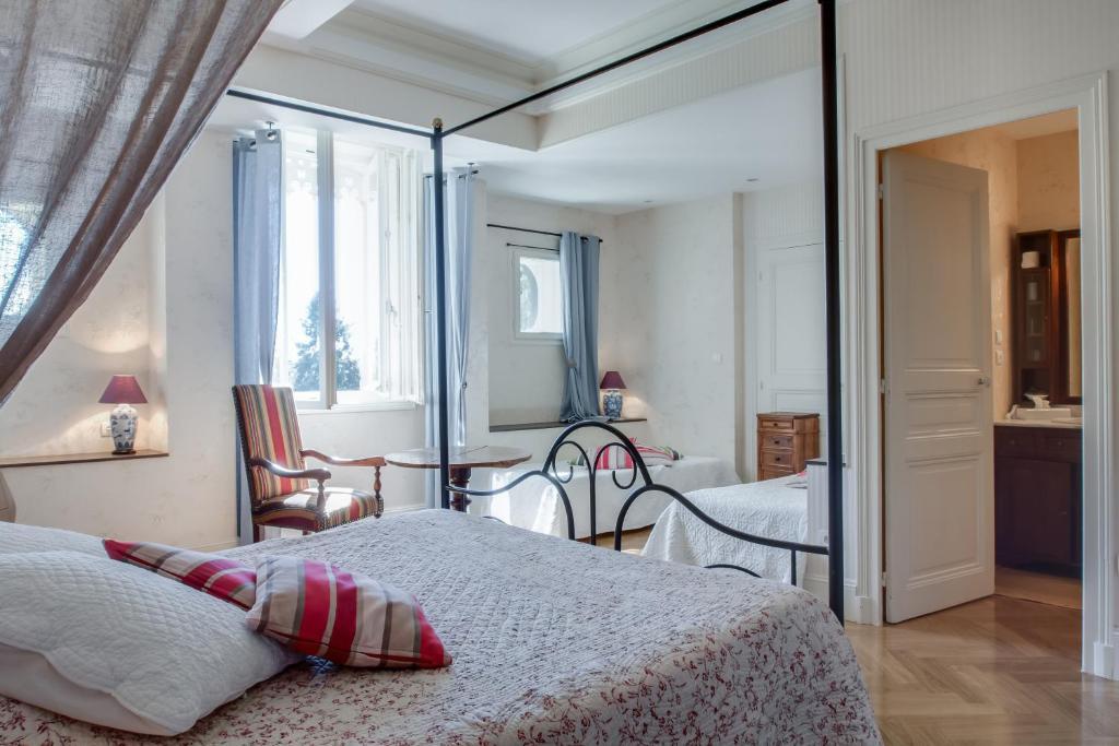 Chambres Au Chateau - Le Clos Des Tourelles Sennecey-le-Grand Room photo